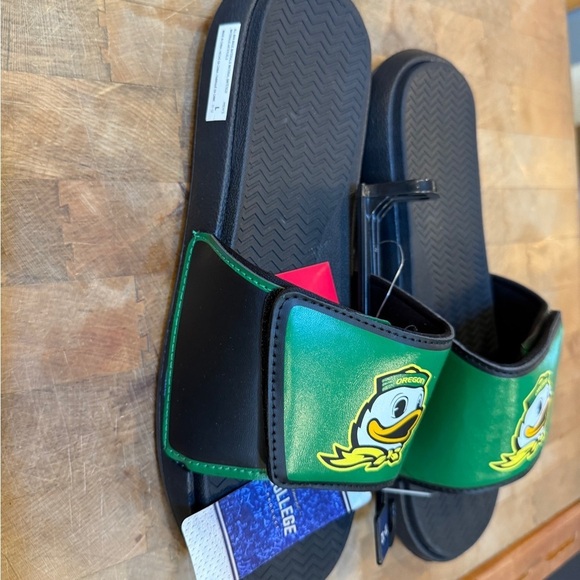 Oregon Ducks Men’s Sz 11/12 Slide Sandals Slip On Green and Black Brand New main image 15